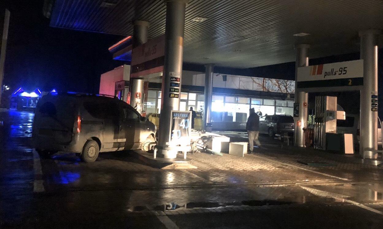 П’яний водій в’їхав у бензоколонку: фото з місця події П’яний водій в’їхав у бензоколонку: фото з місця події