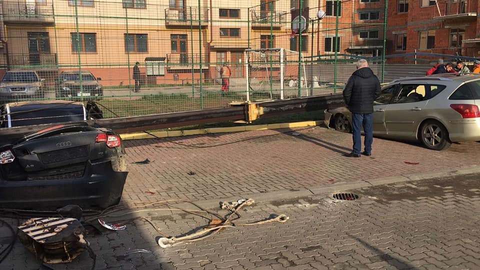 В Ужгороді впав будівельний кран та розчавив два автомобілі В Ужгороді впав будівельний кран та розчавив два автомобілі