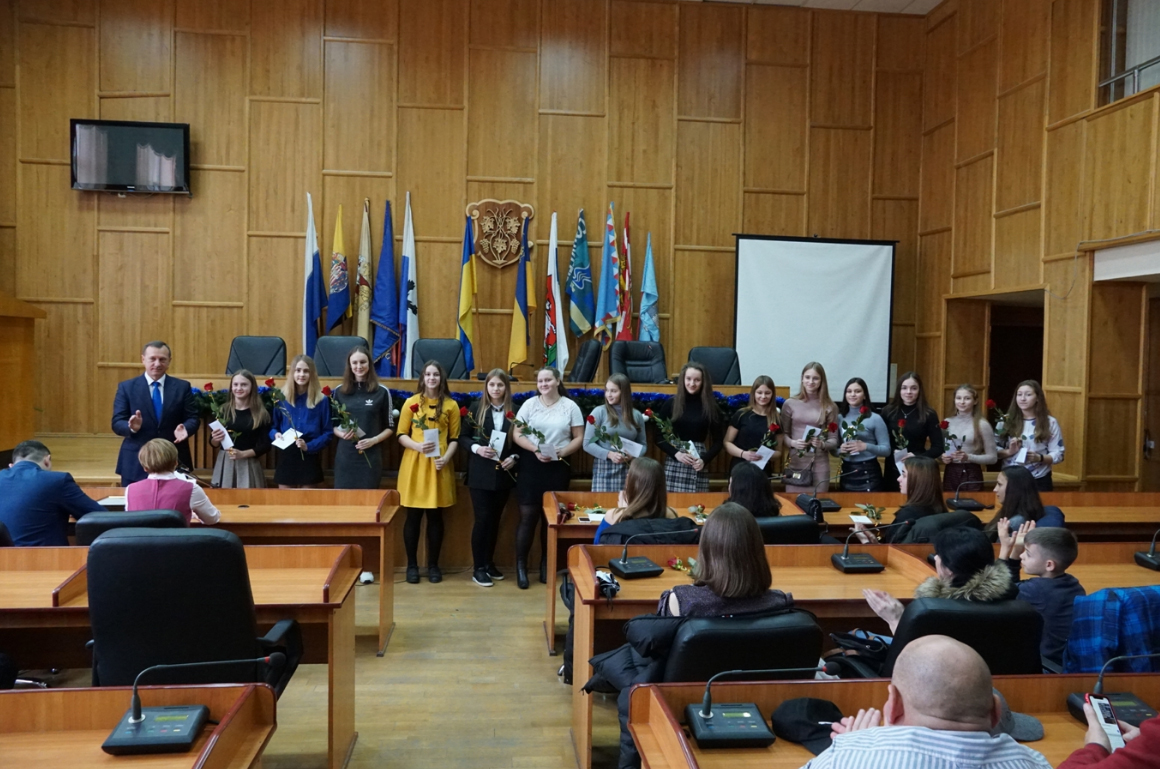 Кращі спортсмени і тренери Ужгорода отримали грошові винагороди Кращі спортсмени і тренери Ужгорода отримали грошові винагороди
