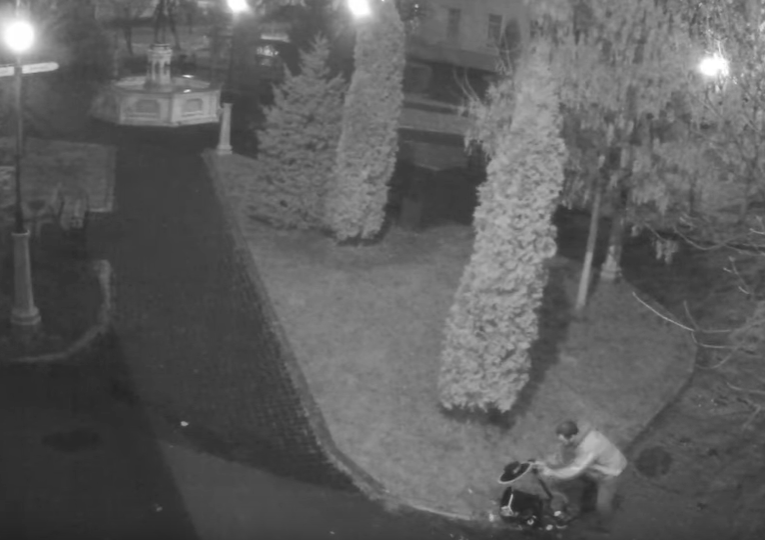 Поліція встановила, хто скоїв акт вандалізму у центрі міста Поліція встановила, хто скоїв акт вандалізму у центрі міста