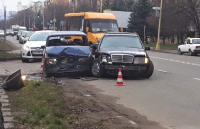 В Ужгороді не розминулись два автомобілі В Ужгороді не розминулись два автомобілі
