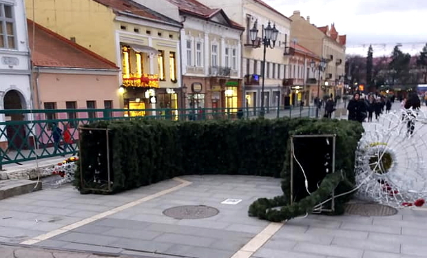 У центрі Ужгорода впала новорічна арка, яку встановили напередодні, – ЗМІ У центрі Ужгорода впала новорічна арка, яку встановили напередодні, – ЗМІ