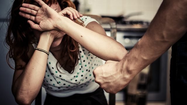 Двоє хлопців побили дівчину Двоє хлопців побили дівчину