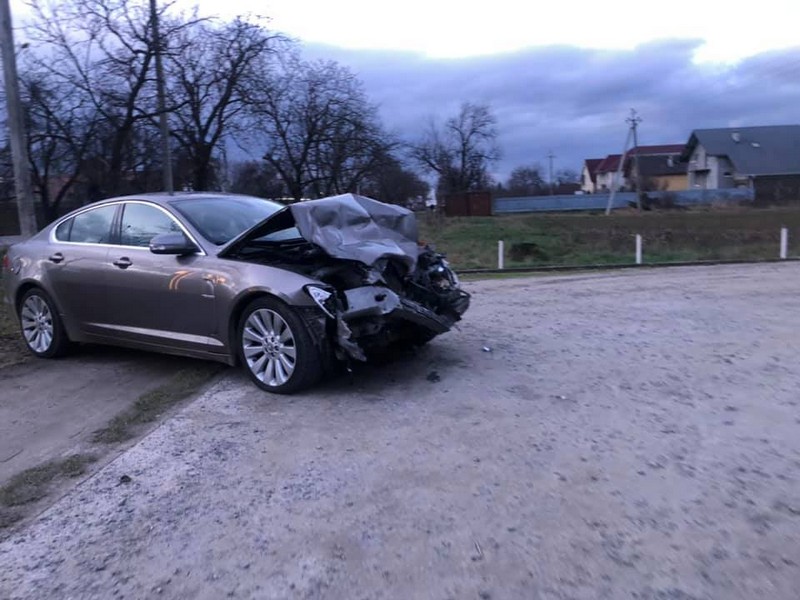 Влетів на шаленій швидкості: відеокамери зафіксували момент нічної аварії Влетів на шаленій швидкості: відеокамери зафіксували момент нічної аварії в Оноківцях
