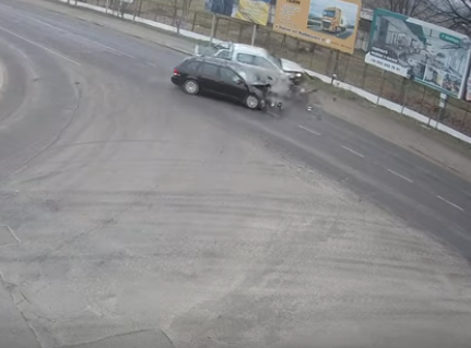 Дружина закарпатського посадовця потрапила в ДТП: опубліковано відео Дружина закарпатського посадовця потрапила в ДТП: опубліковано відео