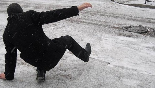 В Ужгороді кілька десятків людей отримали травми через ожеледицю В Ужгороді кілька десятків людей отримали травми через ожеледицю