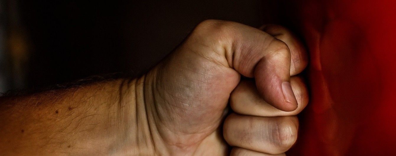 На Великоберезнянщині син прикував матір ланцюгом до ліжка та катував її На Великоберезнянщині син прикував матір ланцюгом до ліжка та катував її