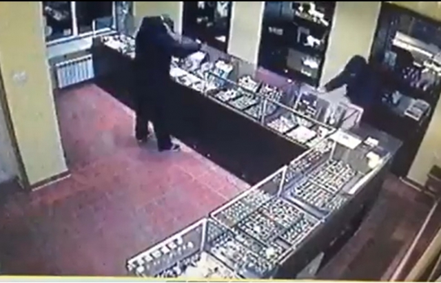 Оприлюднено відео пограбування ювелірного магазину Оприлюднено відео пограбування ювелірного магазину