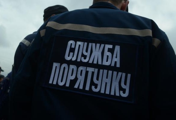 Аварія на Закарпатті: рятувальники визволяли людей із понівеченого авто Аварія на Закарпатті: рятувальники визволяли людей із понівеченого авто