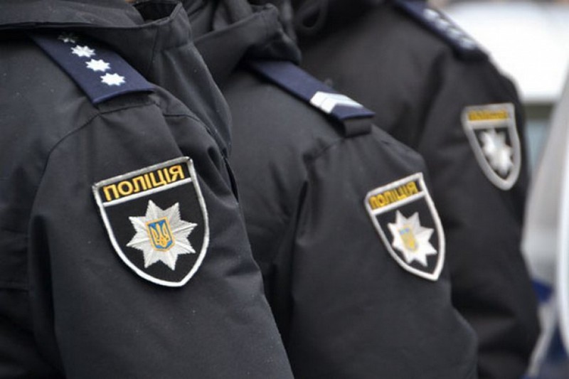 Вночі побили поліцейського. Чоловік потрапив у лікарню Вночі побили поліцейського. Чоловік потрапив у лікарню