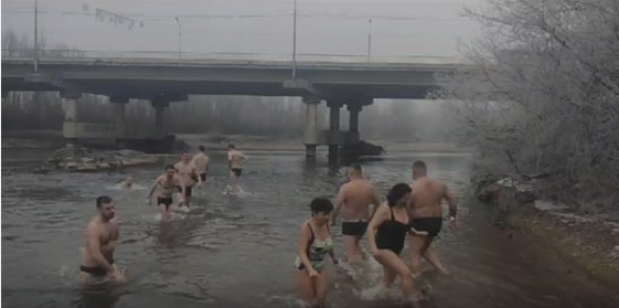 Мешканці краю занурюються у крижані води річок Мешканці краю занурюються у крижані води річок