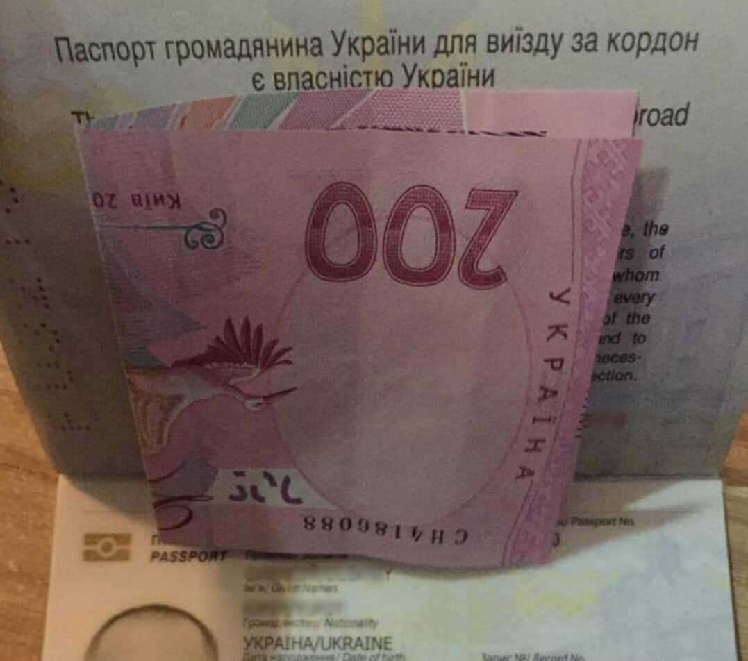 За дозвіл перетнути кордон поза чергою прикордонникам пропонували хабар За дозвіл перетнути кордон поза чергою прикордонникам пропонували хабар