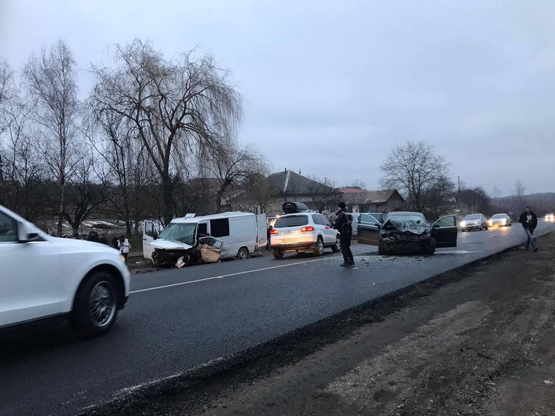Наслідки моторошної аварії на Мукачівщині: 9-річна дитина в реанімації Наслідки моторошної аварії на Мукачівщині: 9-річна дитина в реанімації