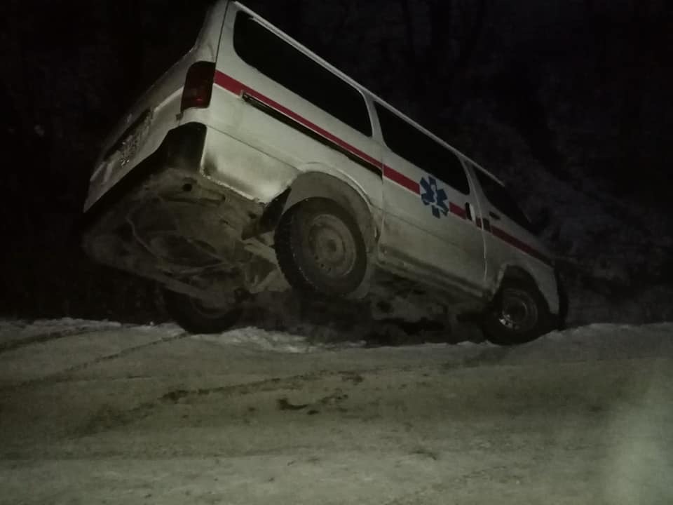 Автомобіль швидкої допомоги з’їхав у кювет Автомобіль швидкої допомоги з’їхав у кювет