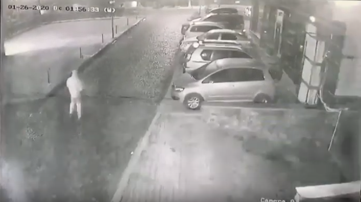 Камери зафіксували зловмисника, що скоїв підпал в Ужгороді Камери зафіксували зловмисника, що скоїв підпал в Ужгороді