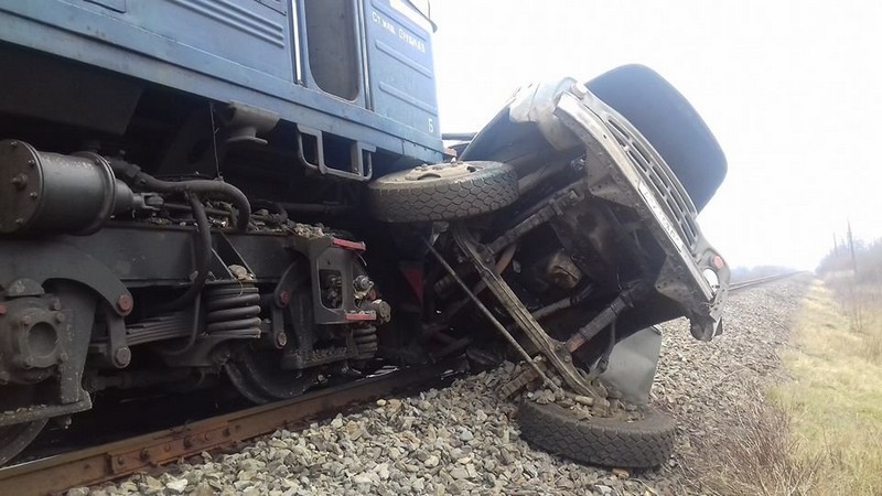 Зіткнулися потяг і вантажний автомобіль: опубліковано подробиці смертельної ДТП Зіткнулися потяг і вантажний автомобіль: опубліковано подробиці смертельної ДТП