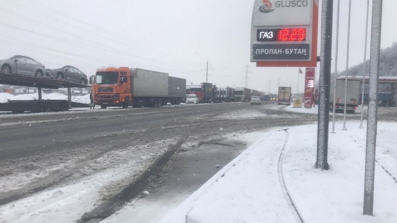 Закарпатці скаржаться на нечищені дороги Закарпатці скаржаться на нечищені дороги