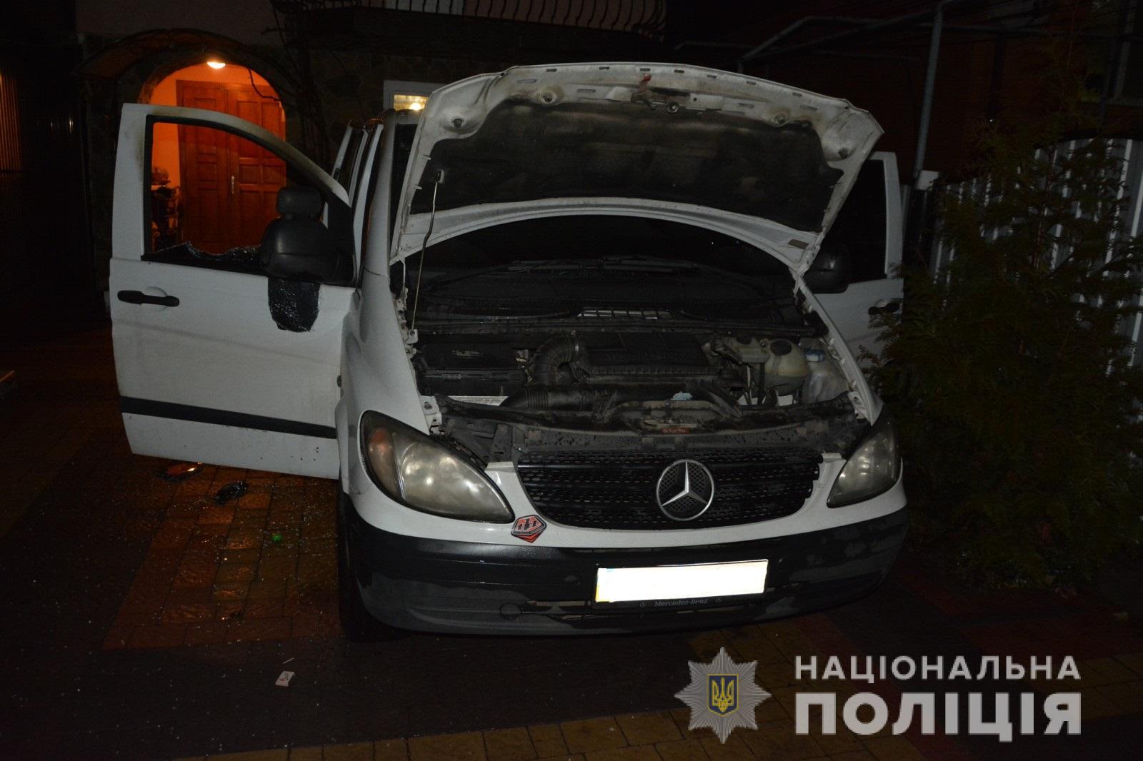 У Тячеві вночі підпалили "Мерседес" жінці-підприємиці У Тячеві вночі підпалили "Мерседес" жінці-підприємиці