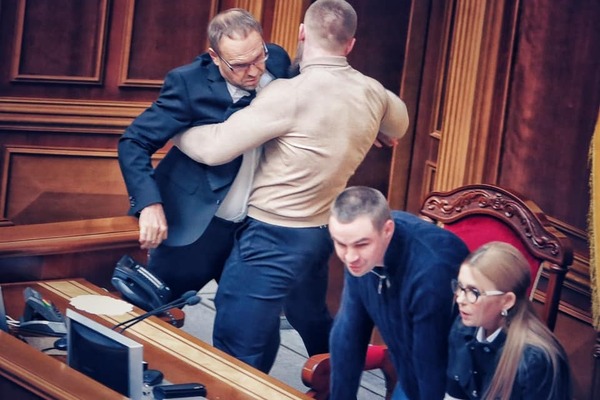 ФОТО: Яна Доброносова Нардеп із Закарпаття долучився до сутички у Верховній Раді, – ЗМІ