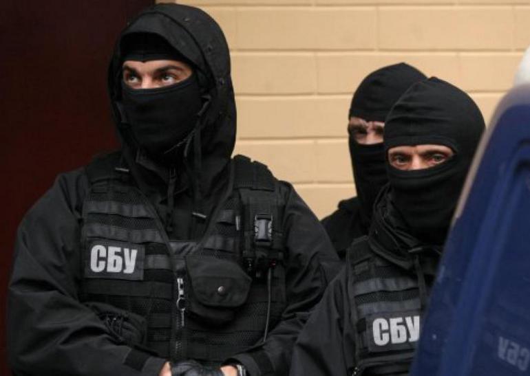 У Мукачеві сьогодні проводять обшуки. Працюють спецпризначенці У Мукачеві сьогодні проводять обшуки. Працюють спецпризначенці