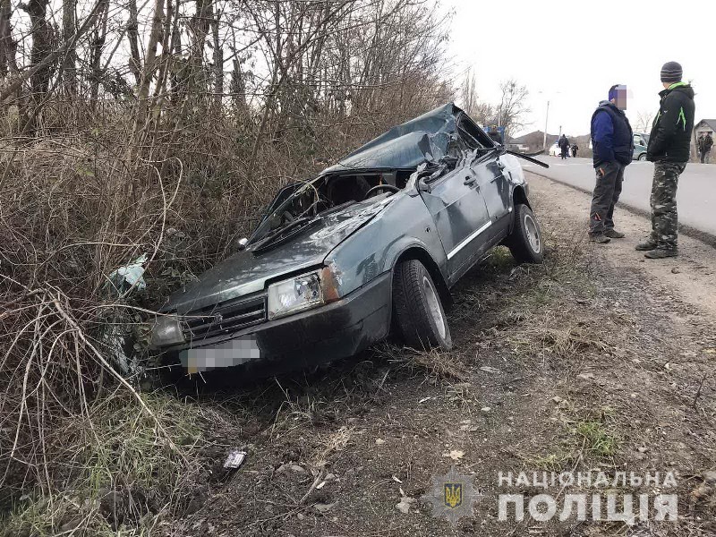 Нетверезий водій скоїв аварію: машина перекинулась на дах Нетверезий водій скоїв аварію: машина перекинулась на дах