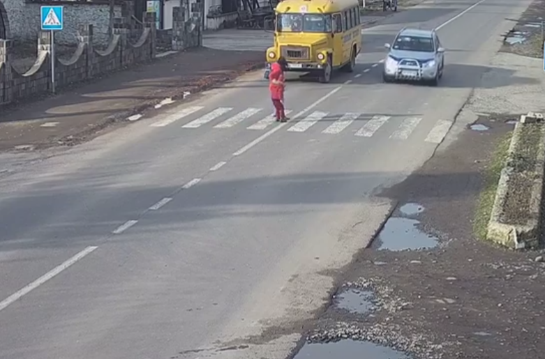 Джип ледь не збив двох людей на пішохідному переході. Оприлюднено відео Джип ледь не збив двох людей на пішохідному переході у селі Гать. Оприлюднено відео