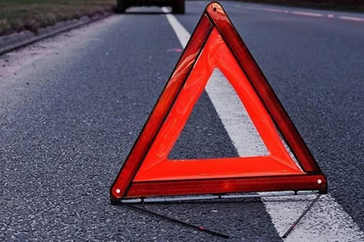 Вночі сталася жахлива аварія. Загиблого чоловіка "вирізали" із розтрощеної машини Вночі сталася жахлива аварія. Загиблого чоловіка "вирізали" із розтрощеної машини