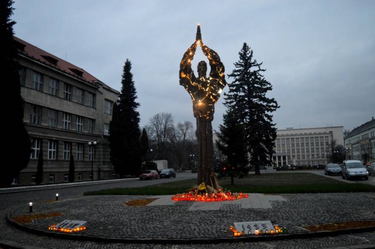 В Ужгороді вандали пошкодили монумент жертвам Голодомору
