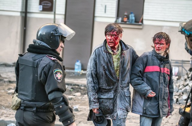 Сім років з трагічного ранку 18 лютого: 25 вражаючих фото з Майдану Сім років з трагічного ранку 18 лютого: 25 вражаючих фото з Майдану