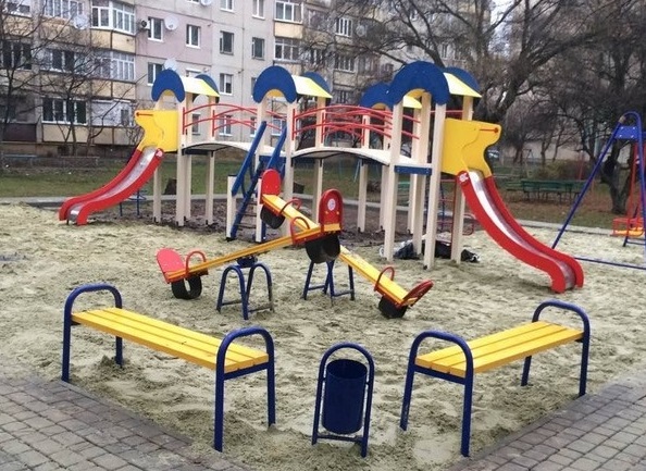 У Мукачеві на дитячому майданчику виявили підозрілу валізу У Мукачеві на дитячому майданчику виявили підозрілу валізу