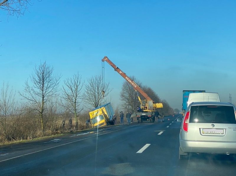 На Мукачівщині вантажівка опинилася в кюветі На Мукачівщині вантажівка опинилася в кюветі
