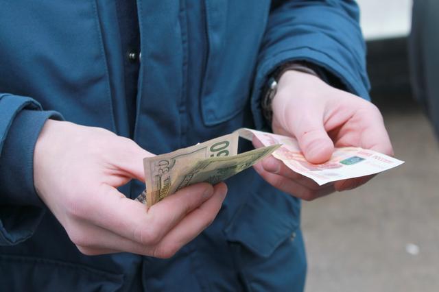 У Мукачеві правоохоронці перевіряли вуличних валютчиків У Мукачеві правоохоронці перевіряли вуличних валютчиків