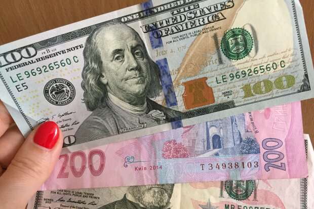 Після вихідних долар здешевшає Після вихідних долар здешевшає