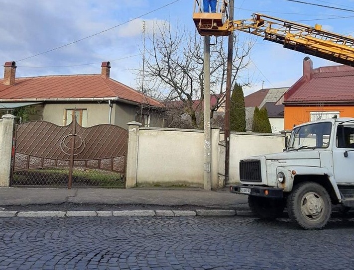 У Мукачеві через сильний вітер чимало вулиць залишились без освітлення У Мукачеві через сильний вітер чимало вулиць залишились без освітлення