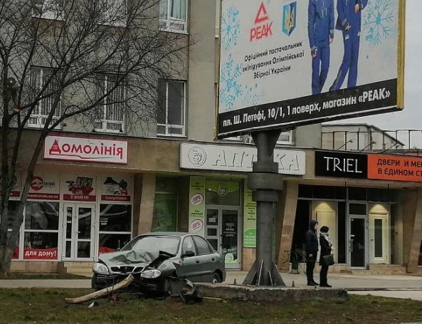 ФОТО: Юрій Ломакін В Ужгороді поліцейське авто врізалось у легковик