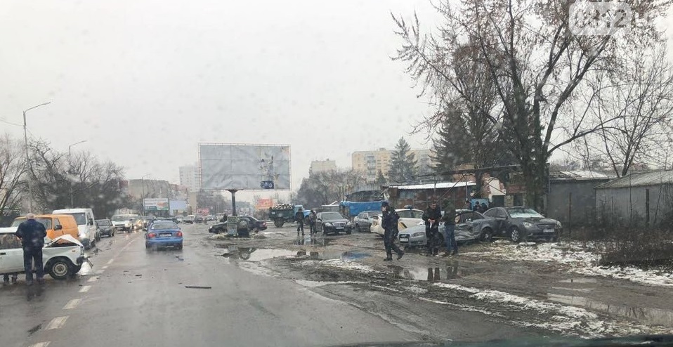 В Ужгороді поблизу "Епіцентру" сталась аварія В Ужгороді поблизу "Епіцентру" сталась аварія