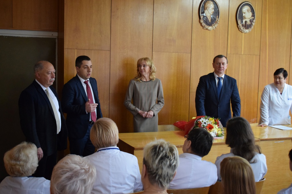 Колективу поліклініки представили нову директорку Колективу поліклініки представили нову директорку