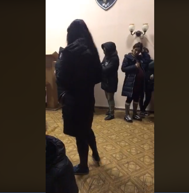 "Дайте нам роботу, і тоді не будемо красти" – на столичному вокзалі затримали групу ромів "Дайте нам роботу, і тоді не будемо красти" – на столичному вокзалі затримали групу ромів