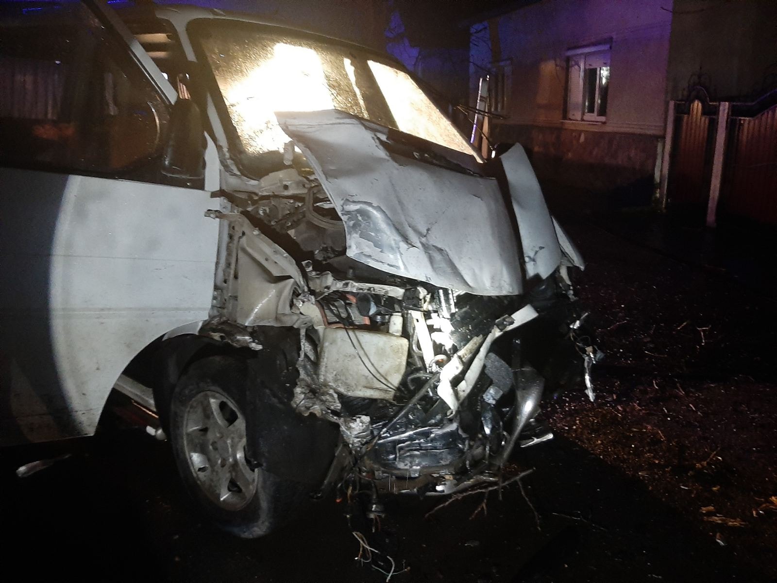 Опубліковано нові фото з автотрощі, в якій постраждали шестеро людей та одна загинула Опубліковано нові фото з автотрощі, в якій постраждали шестеро людей та одна загинула