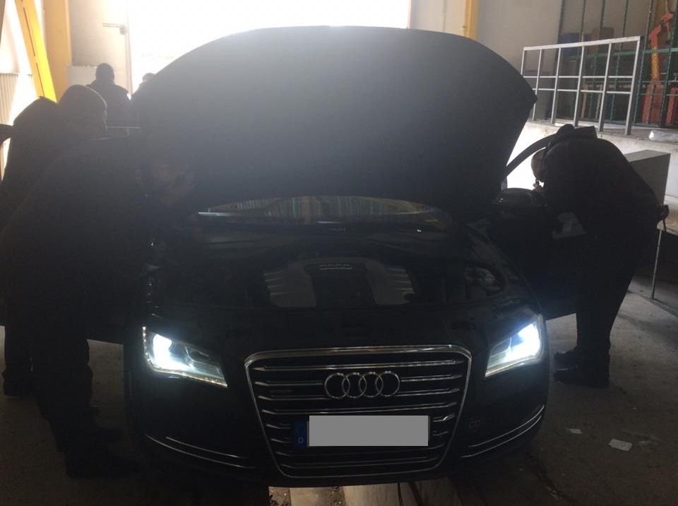 В автомобілі дипломата виявили контрабандні сигарети В автомобілі дипломата виявили контрабандні сигарети