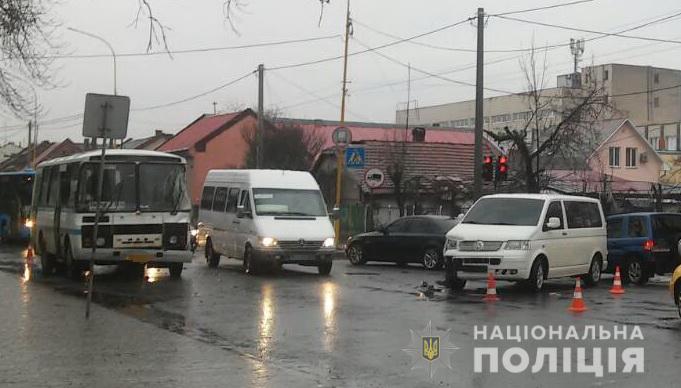 На Закарпатті сталась потрійна аварія. Постраждала дівчина На Закарпатті сталась потрійна аварія. Постраждала дівчина