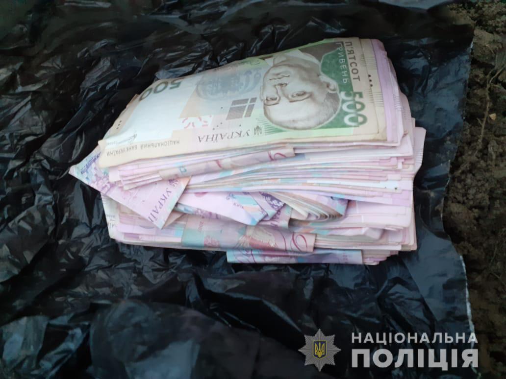 На Виноградівщині у жінки вкрали більше 300 тисяч гривень На Виноградівщині у жінки вкрали більше 300 тисяч гривень