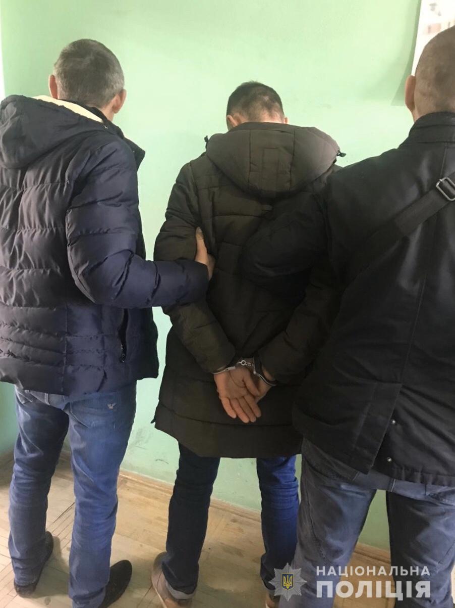 Зловмисник погрожував ножем та відібрав телефон: скоєно напад на 19-річного закарпатця Зловмисник погрожував ножем та відібрав телефон: скоєно напад на 19-річного закарпатця