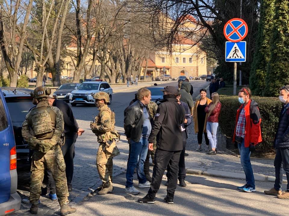 Спецоперація в Ужгороді: журналіст повідомив, кого затримали правоохоронці Спецоперація в Ужгороді: журналіст повідомив, кого затримали правоохоронці