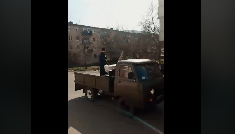 У закарпатському селі священник освячував вулиці від коронавірусу У закарпатському селі священник освячував вулиці від коронавірусу