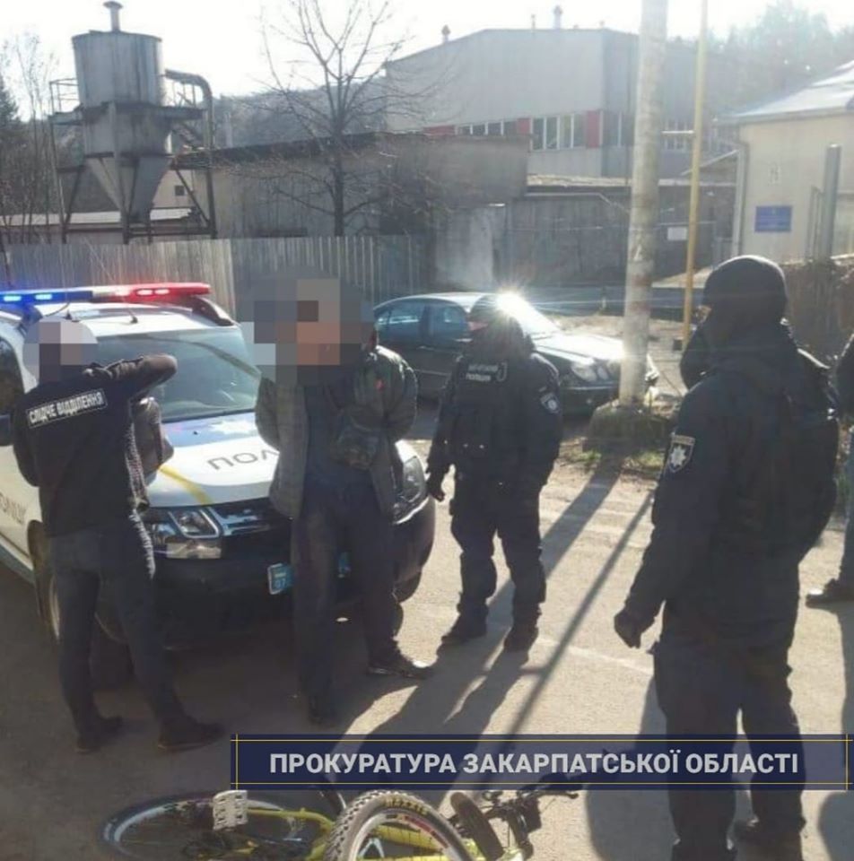 Погоджено підозру наркоторгівцю, якого в Ужгороді затримали за збут метамфетаміну Погоджено підозру наркоторгівцю, якого в Ужгороді затримали за збут метамфетаміну