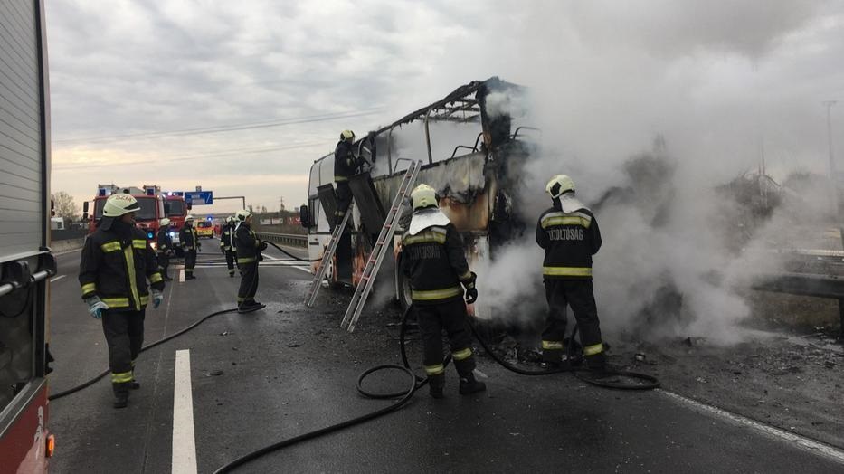 В Угорщині загорівся автобус, в якому були понад 40 заробітчан В Угорщині загорівся автобус, в якому були понад 40 заробітчан