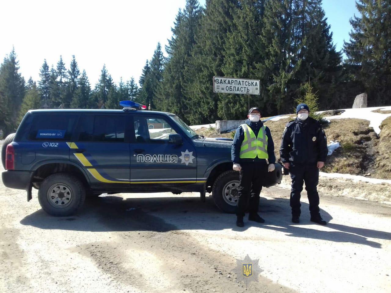 На закарпатських перевалах поліція розгорнула блок-пости та КПП, чергують медики На закарпатських перевалах поліція розгорнула блок-пости та КПП, чергують медики