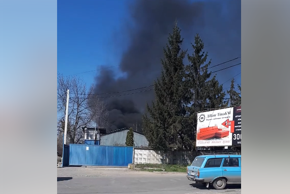 Поблизу ринку Краснодонців в Ужгороді спалахнула масштабна пожежа Поблизу ринку Краснодонців в Ужгороді спалахнула масштабна пожежа