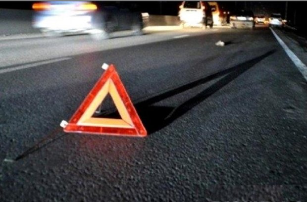 Автомобіль влетів у електричний стовп: один із постраждалих в лікарні Автомобіль влетів у електричний стовп: один із постраждалих в лікарні